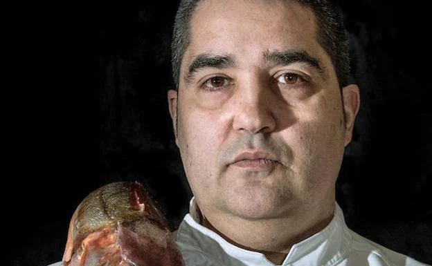 Sergio Ortiz de Zarate, cocinero del restaurante Zarate (Bilbao) con un arringorri, también conocido como neskazarra, golondrino, perlón o escacho.