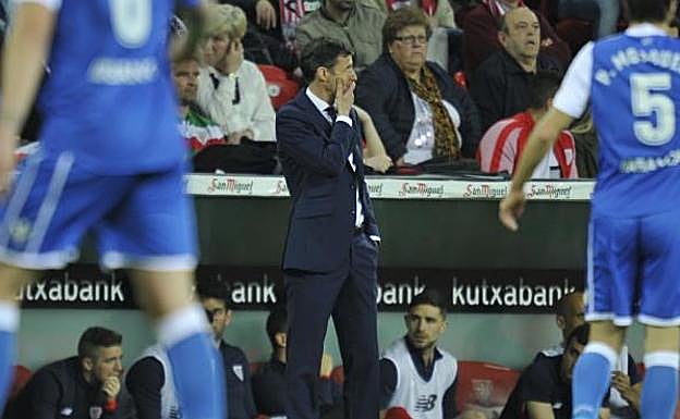 Ziganda, preocupado en el banquillo.