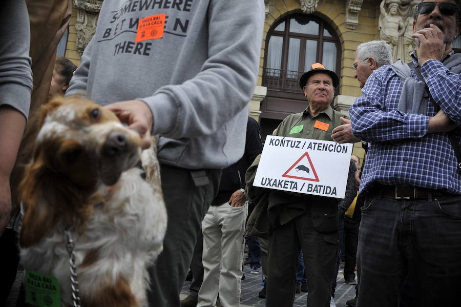 Los aficionados a esta práctica han protagonizado una multitudinaria protesta frente al Teatro Arriaga