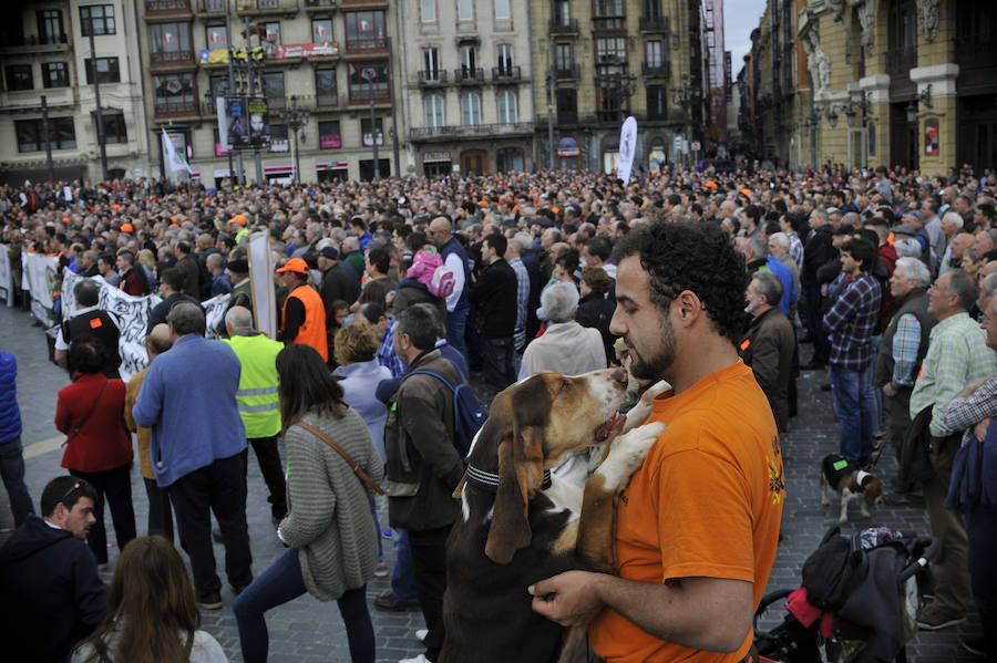 Los aficionados a esta práctica han protagonizado una multitudinaria protesta frente al Teatro Arriaga