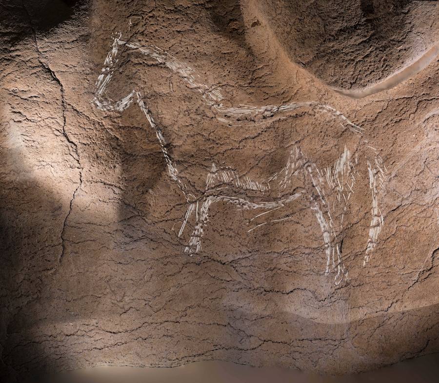 En la cueva se han hallado muchas ilustraciones de animales y los utensilios para hallarlas