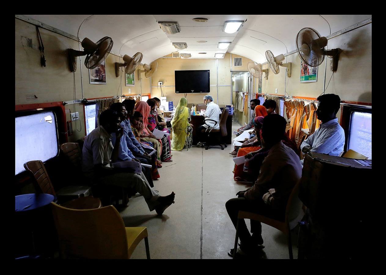 El Lifeline Express ha tratado a más de un millón de personas desde su creación, en 1991. Este tren de siete vagones, decorado con guirnaldas de flores, que atraviesa la India desde hace 27 años, se ha convertido en un verdadero hospital rodante para muchos miles de personas sin recursos. La mayor parte de los médicos son voluntarios de universidades u hospitales cercanos y, por lo general, pasan un mes en un distrito realizando cirugías que van desde cataratas y cáncer hasta hendiduras en el paladar y diversas ortopedias.