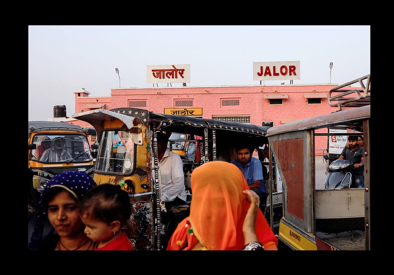 El Lifeline Express ha tratado a más de un millón de personas desde su creación, en 1991. Este tren de siete vagones, decorado con guirnaldas de flores, que atraviesa la India desde hace 27 años, se ha convertido en un verdadero hospital rodante para muchos miles de personas sin recursos. La mayor parte de los médicos son voluntarios de universidades u hospitales cercanos y, por lo general, pasan un mes en un distrito realizando cirugías que van desde cataratas y cáncer hasta hendiduras en el paladar y diversas ortopedias.