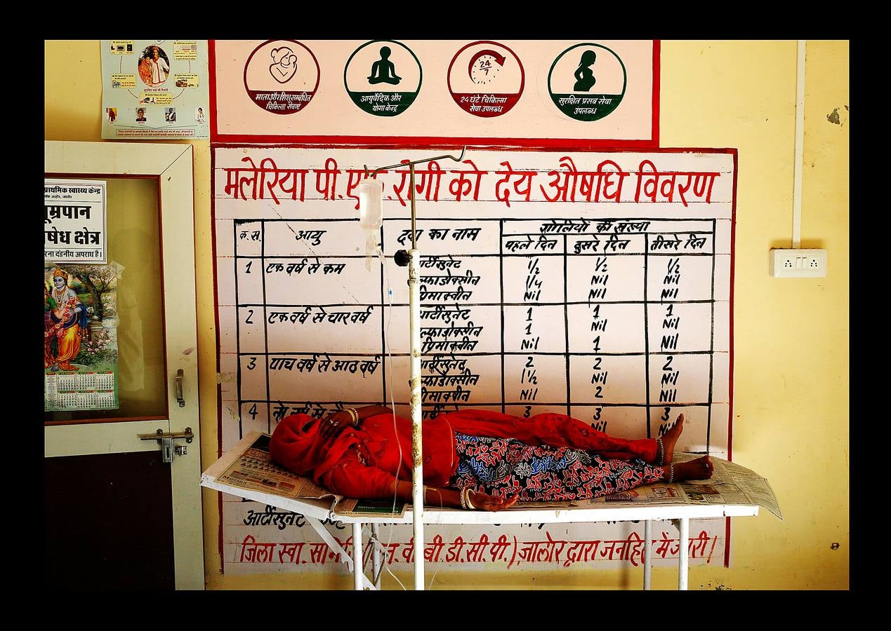 El Lifeline Express ha tratado a más de un millón de personas desde su creación, en 1991. Este tren de siete vagones, decorado con guirnaldas de flores, que atraviesa la India desde hace 27 años, se ha convertido en un verdadero hospital rodante para muchos miles de personas sin recursos. La mayor parte de los médicos son voluntarios de universidades u hospitales cercanos y, por lo general, pasan un mes en un distrito realizando cirugías que van desde cataratas y cáncer hasta hendiduras en el paladar y diversas ortopedias.