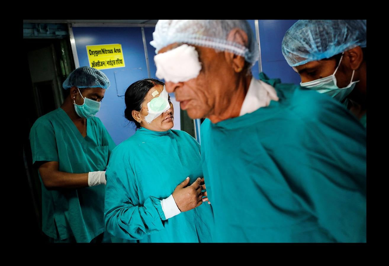 El Lifeline Express ha tratado a más de un millón de personas desde su creación, en 1991. Este tren de siete vagones, decorado con guirnaldas de flores, que atraviesa la India desde hace 27 años, se ha convertido en un verdadero hospital rodante para muchos miles de personas sin recursos. La mayor parte de los médicos son voluntarios de universidades u hospitales cercanos y, por lo general, pasan un mes en un distrito realizando cirugías que van desde cataratas y cáncer hasta hendiduras en el paladar y diversas ortopedias.