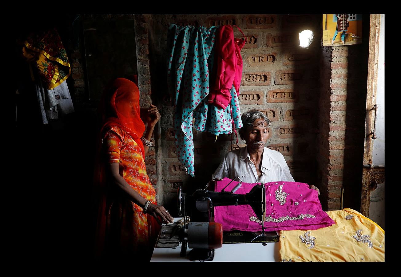 El Lifeline Express ha tratado a más de un millón de personas desde su creación, en 1991. Este tren de siete vagones, decorado con guirnaldas de flores, que atraviesa la India desde hace 27 años, se ha convertido en un verdadero hospital rodante para muchos miles de personas sin recursos. La mayor parte de los médicos son voluntarios de universidades u hospitales cercanos y, por lo general, pasan un mes en un distrito realizando cirugías que van desde cataratas y cáncer hasta hendiduras en el paladar y diversas ortopedias.