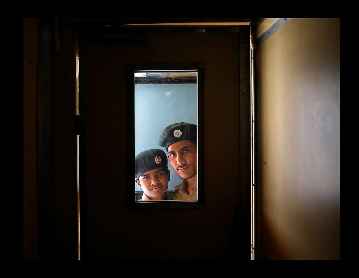 El Lifeline Express ha tratado a más de un millón de personas desde su creación, en 1991. Este tren de siete vagones, decorado con guirnaldas de flores, que atraviesa la India desde hace 27 años, se ha convertido en un verdadero hospital rodante para muchos miles de personas sin recursos. La mayor parte de los médicos son voluntarios de universidades u hospitales cercanos y, por lo general, pasan un mes en un distrito realizando cirugías que van desde cataratas y cáncer hasta hendiduras en el paladar y diversas ortopedias.