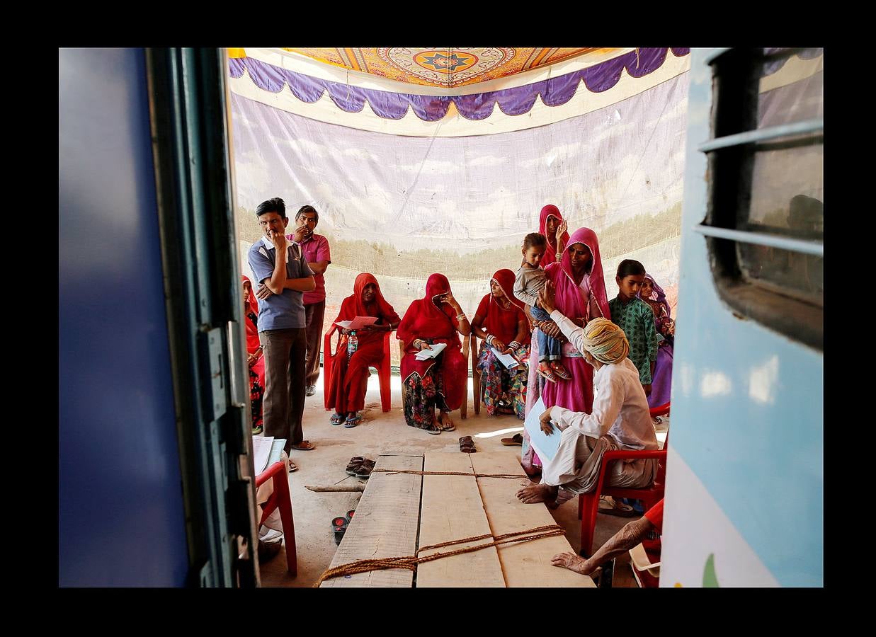 El Lifeline Express ha tratado a más de un millón de personas desde su creación, en 1991. Este tren de siete vagones, decorado con guirnaldas de flores, que atraviesa la India desde hace 27 años, se ha convertido en un verdadero hospital rodante para muchos miles de personas sin recursos. La mayor parte de los médicos son voluntarios de universidades u hospitales cercanos y, por lo general, pasan un mes en un distrito realizando cirugías que van desde cataratas y cáncer hasta hendiduras en el paladar y diversas ortopedias.