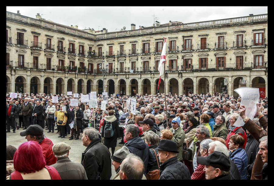 Cientos de jubilados vuelven a concentrarse en la capital alavesa para exigir «que se respete nuestra dignidad»