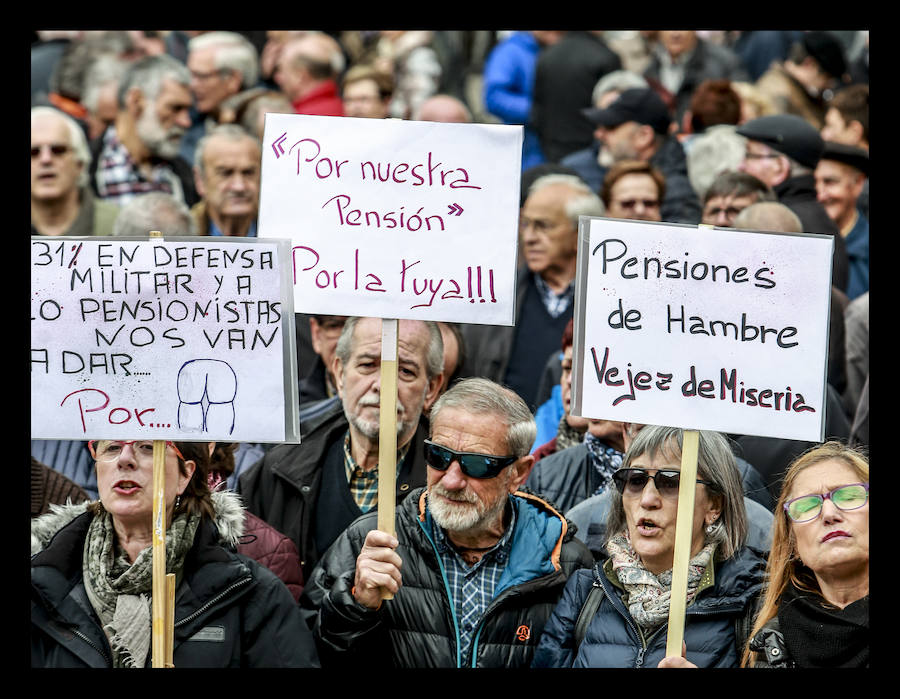 Cientos de jubilados vuelven a concentrarse en la capital alavesa para exigir «que se respete nuestra dignidad»