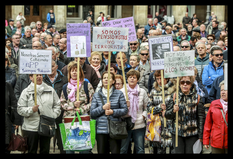 Cientos de jubilados vuelven a concentrarse en la capital alavesa para exigir «que se respete nuestra dignidad»