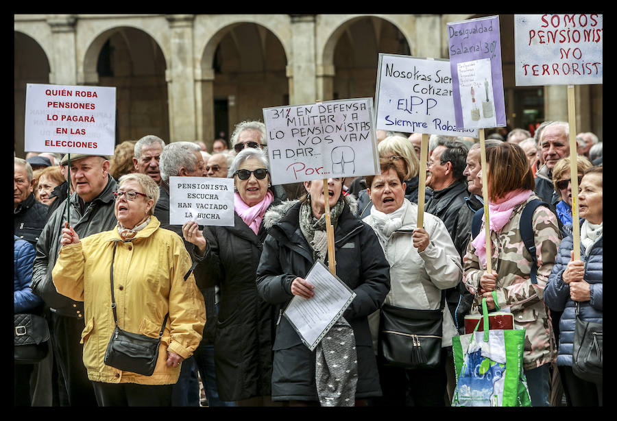 Cientos de jubilados vuelven a concentrarse en la capital alavesa para exigir «que se respete nuestra dignidad»