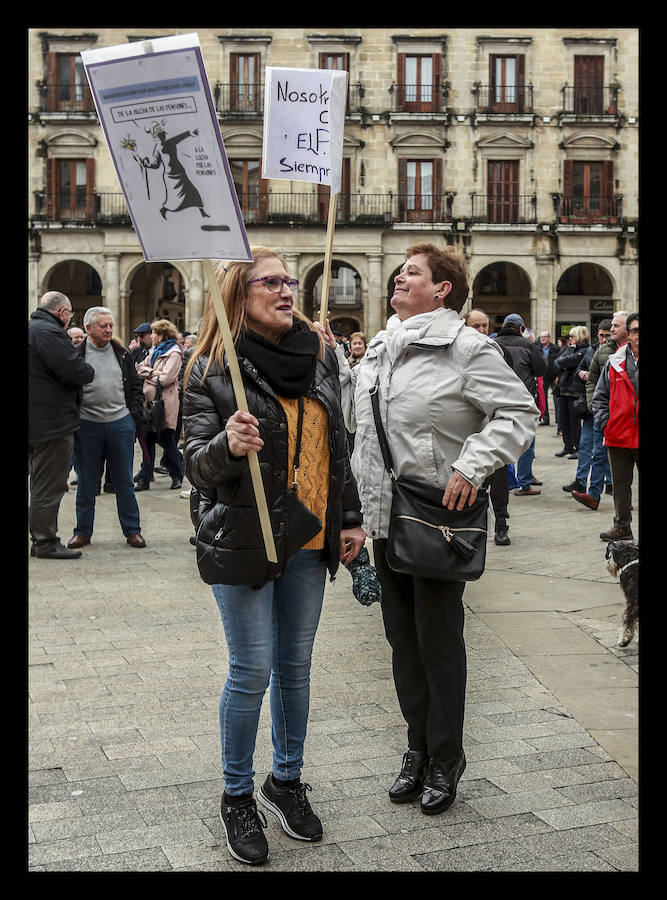 Cientos de jubilados vuelven a concentrarse en la capital alavesa para exigir «que se respete nuestra dignidad»