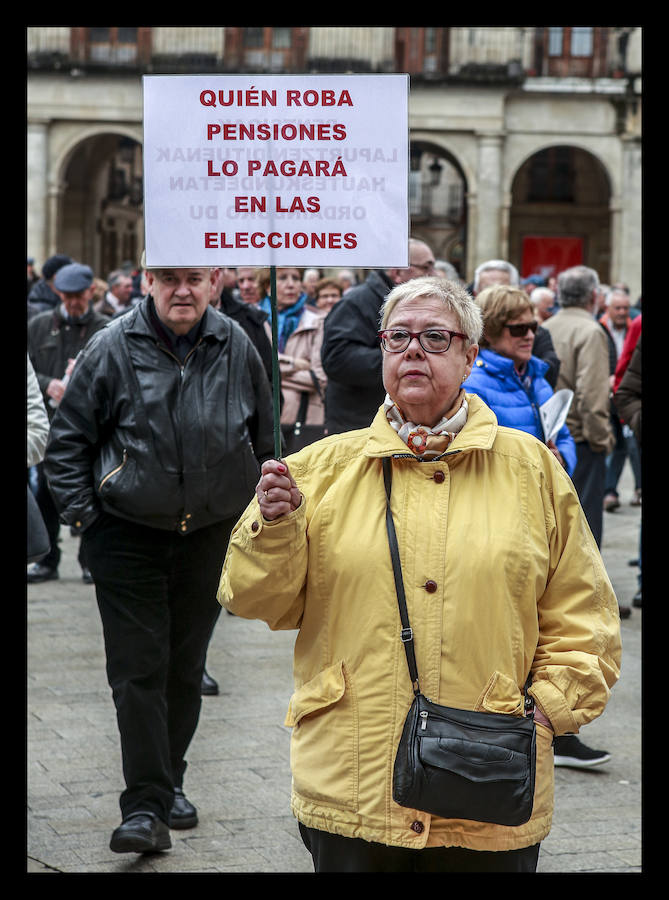 Cientos de jubilados vuelven a concentrarse en la capital alavesa para exigir «que se respete nuestra dignidad»