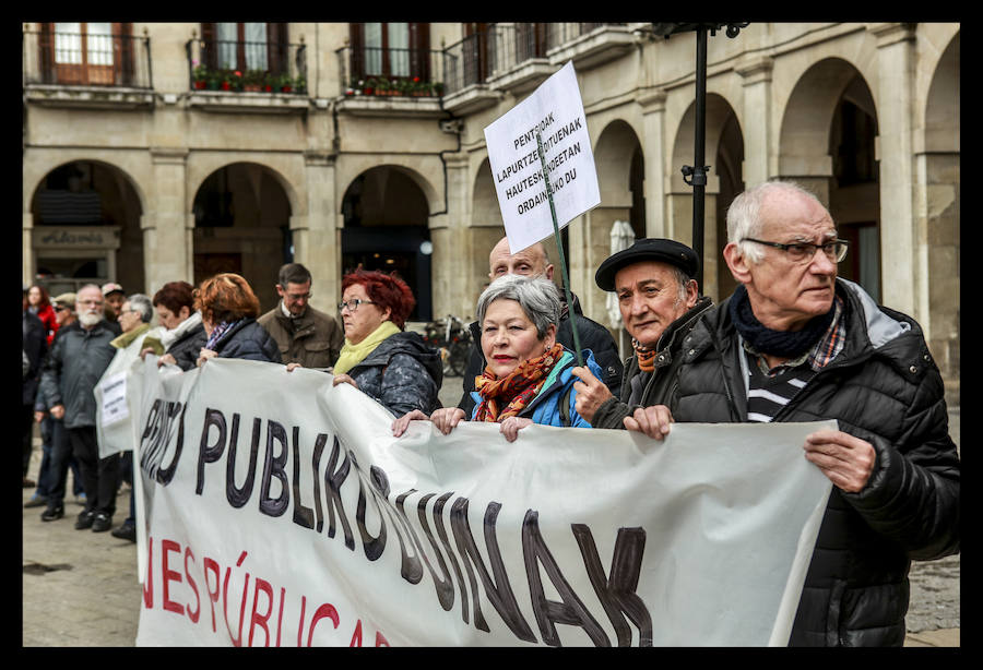 Cientos de jubilados vuelven a concentrarse en la capital alavesa para exigir «que se respete nuestra dignidad»