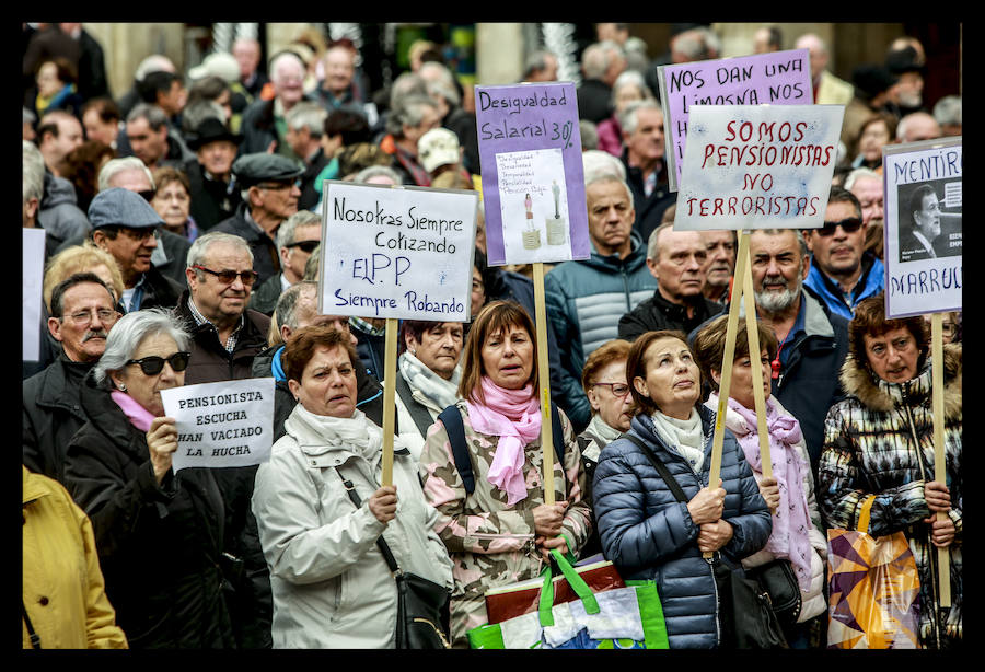 Cientos de jubilados vuelven a concentrarse en la capital alavesa para exigir «que se respete nuestra dignidad»