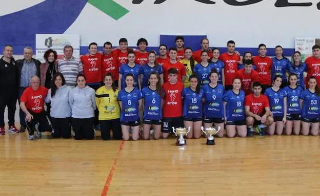 Foto de familia de los senior masculino y femenino. 