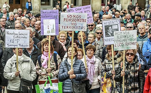 Los pensionistas se han vuelto a manifestar este lunes en Vitoria.