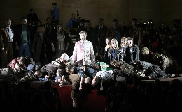 James Newby, en el centro interpretando a Jesús, se ve rodeado de miembros de la Coral de Ópera de Bilbao.