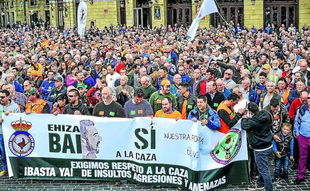 Unas 4.000 personas se concentraron ayer en Bilbao, según la organización, en defensa de la caza.