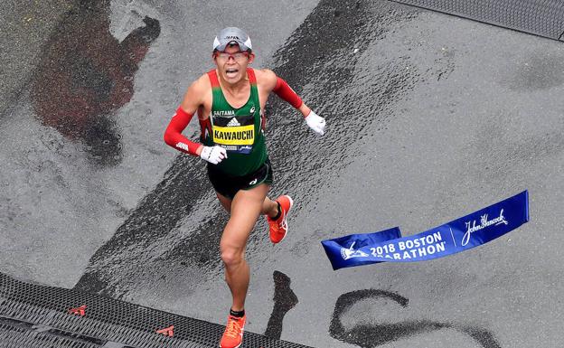 El japonés Yuki Kawauchi cruza primero la meta del Maratón de Boston, el más antiguo del mundo. 