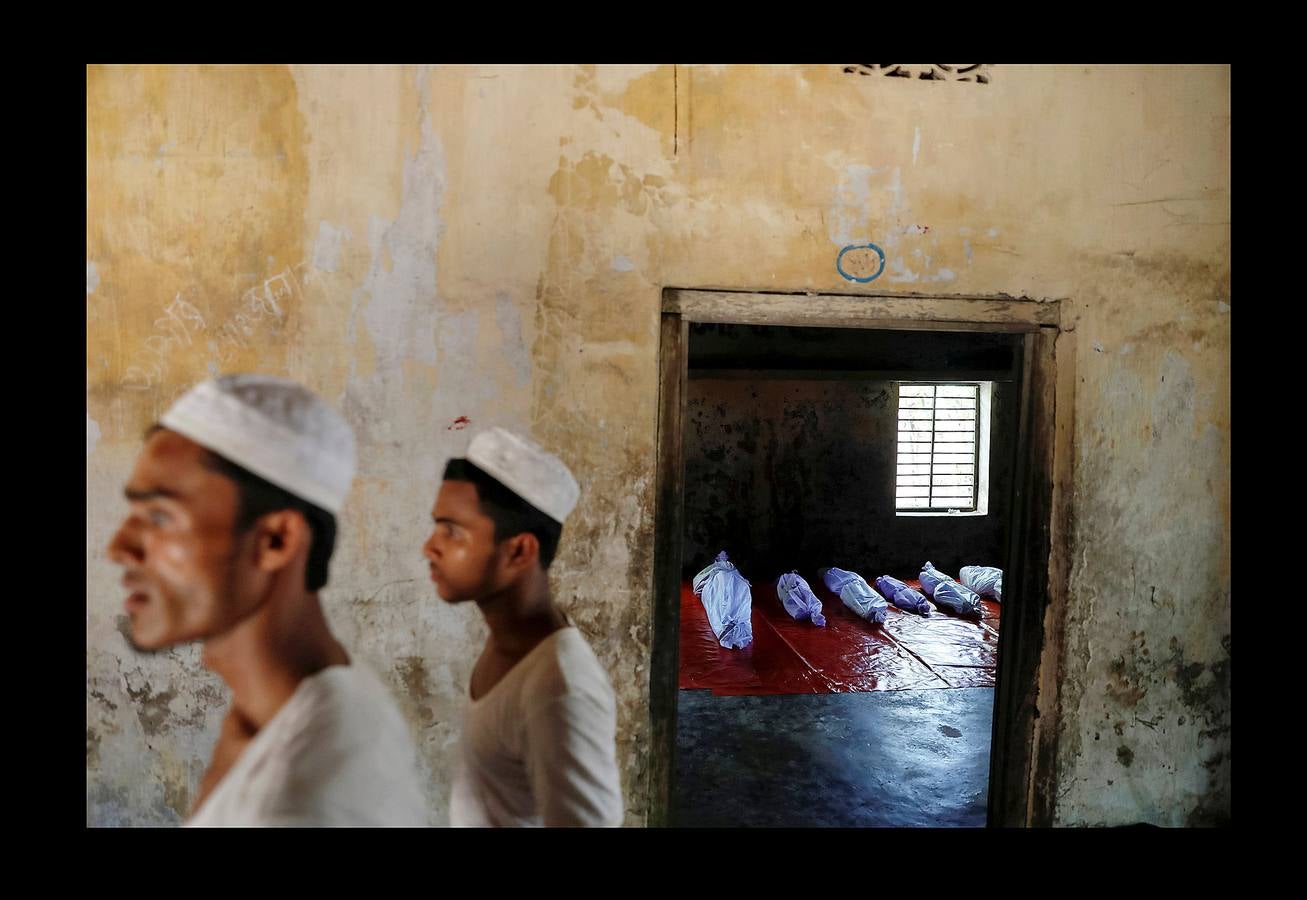 Cuerpos de refugiados rohinyás, que murieron cuando su bote volcó al huir de Myanmar, se colocan en una madrasa local en Shah Porir Dwip, en Teknaf, cerca de Cox's Bazar (Bangladés), el 9 de octubre de 2017.