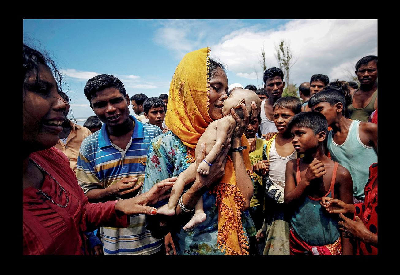 Hamida, una refugiada rohinyá, llora mientras sostiene a su hijo de 40 días después de que muriera cuando volcó su bote antes de llegar a la orilla en Shah Porir Dwip, Teknaf, (Bangladés), el 14 de septiembre de 2017.