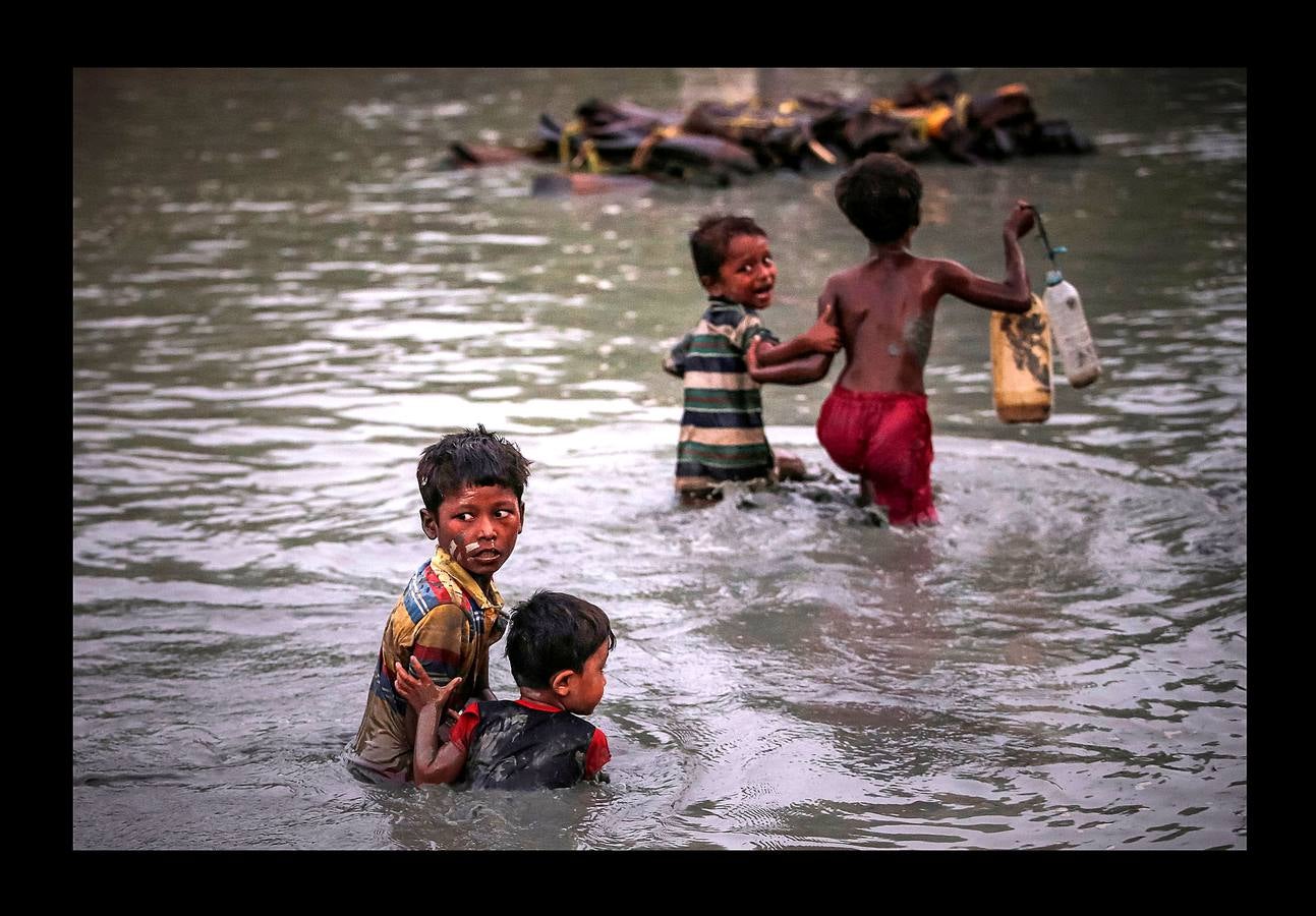 Unos hermanos huyen de la violencia mientras cruzan el río Naf a lo largo de la frontera entre Bangladés y Myanmar en Palong Khali, cerca de Cox's Bazar (Bangladés), el 1 de noviembre de 2017.