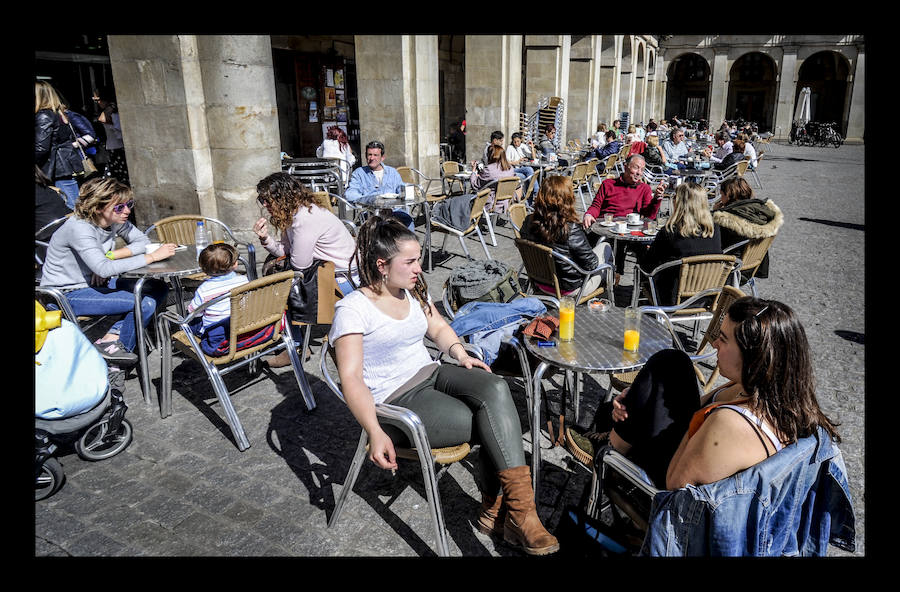 Fotos: El sol y las temperaturas primaverales llenan las terrazas de Vitoria