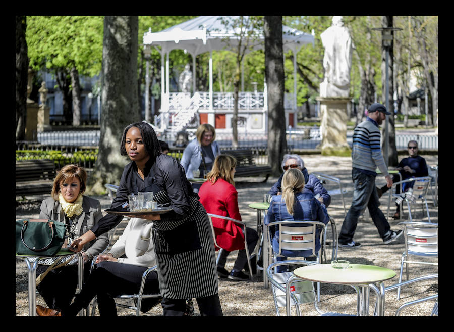 Fotos: El sol y las temperaturas primaverales llenan las terrazas de Vitoria