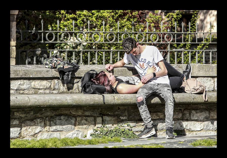 Fotos: El sol y las temperaturas primaverales llenan las terrazas de Vitoria