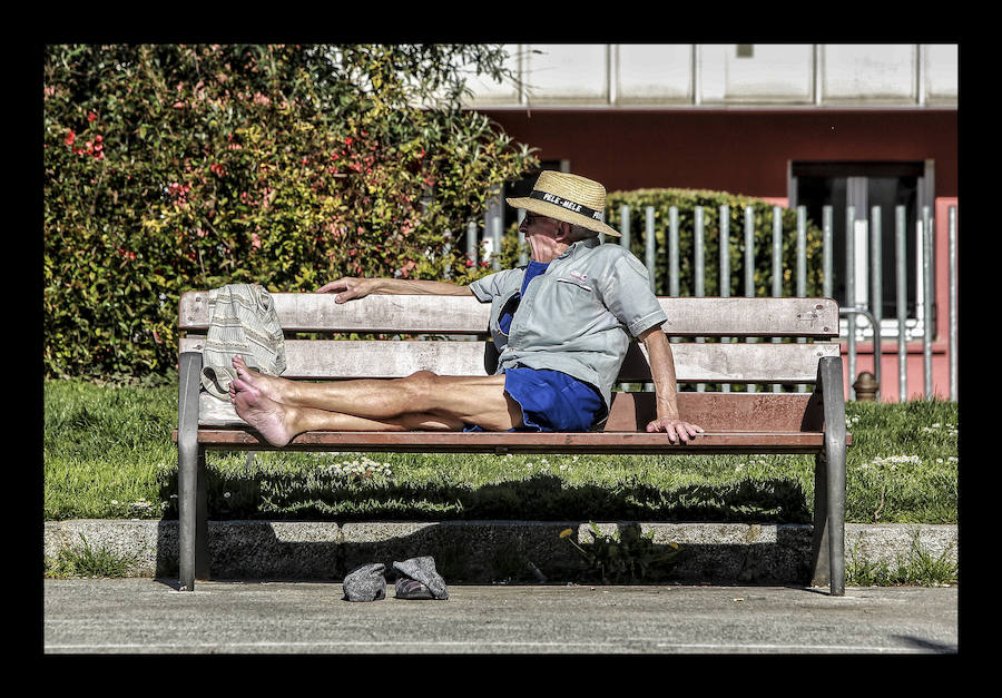 Fotos: El sol y las temperaturas primaverales llenan las terrazas de Vitoria