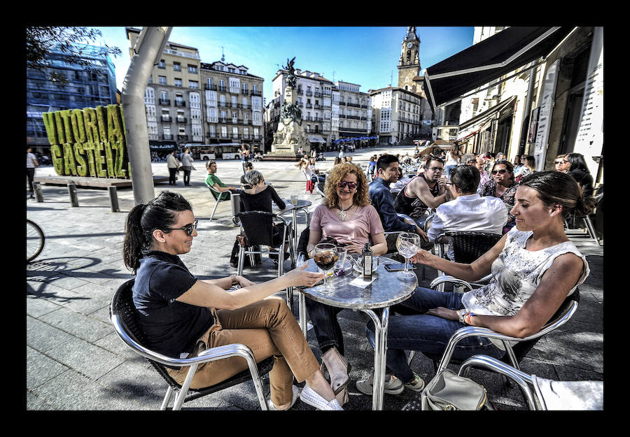 Fotos: El sol y las temperaturas primaverales llenan las terrazas de Vitoria