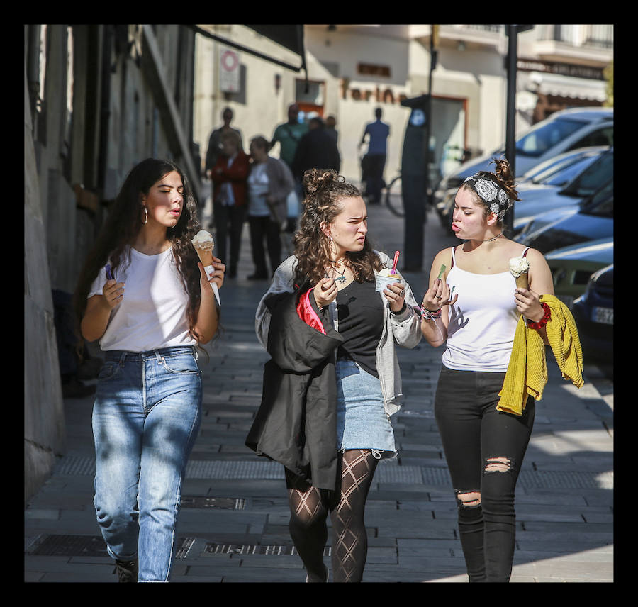 Fotos: El sol y las temperaturas primaverales llenan las terrazas de Vitoria