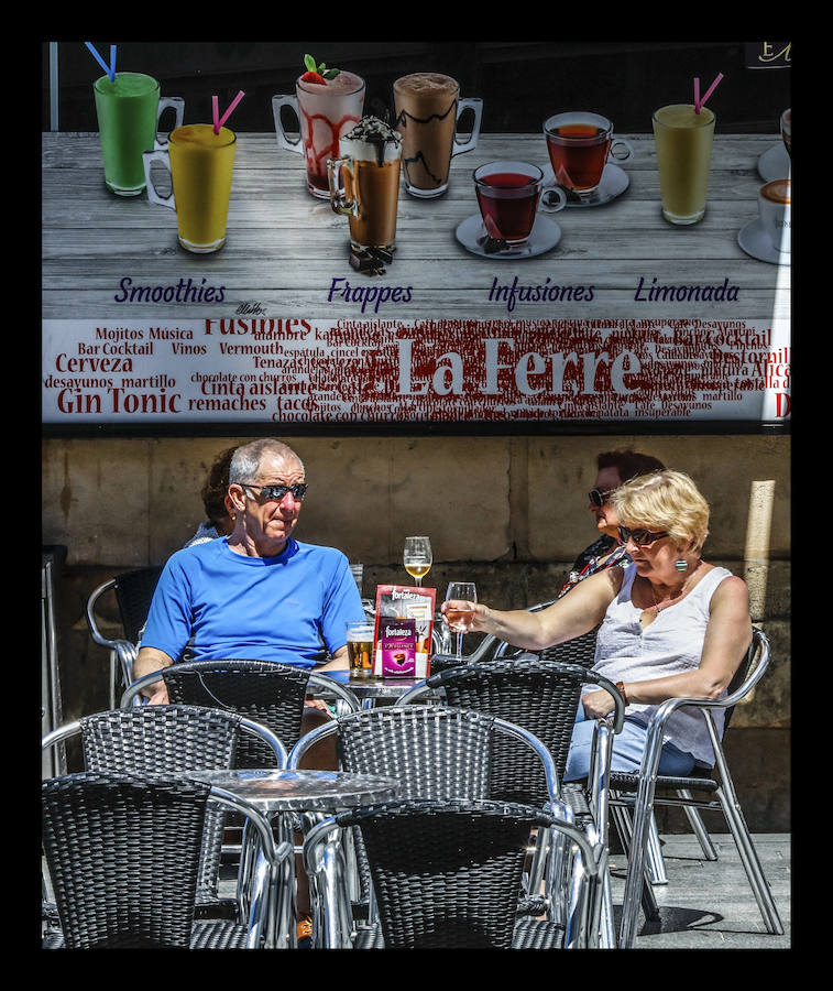 Fotos: El sol y las temperaturas primaverales llenan las terrazas de Vitoria