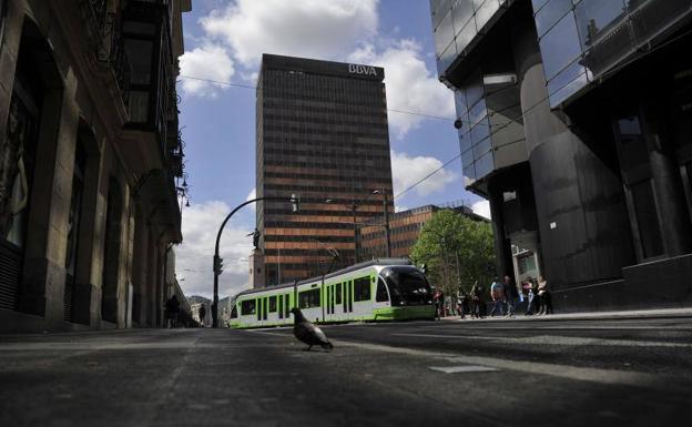 El emblemático edificio del BBVA se levantó en 1969 y tiene 21 plantas.