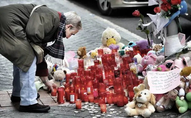 Muchos ciudadanos improvisaron un altar por la pequeña Alicia, asesinada al ser arrojada desde el primer piso de la calle Libertad, en Vitoria.