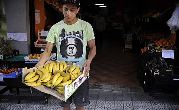 Los ladrones solían llevarse de la frutería el dinero de la caja, paquetes de dulces y plátanos.