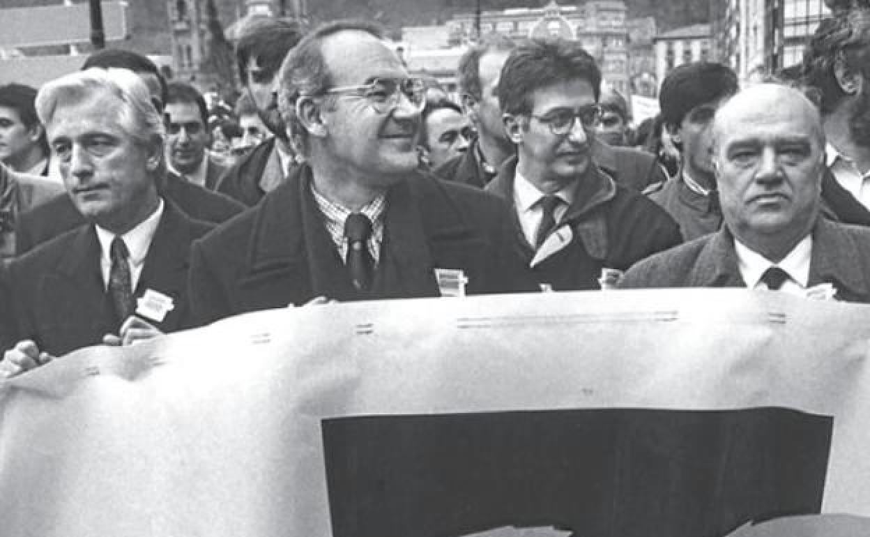 Mmanifestación en favor de la autovía encabezada por el lehendakari, José Antonio Ardanza, y el presidente navarro, Gabriel Urralburu.