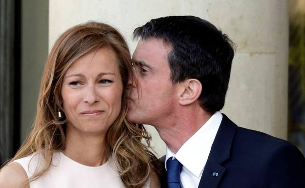 Fotografía de archivo tomada el 8 de junio de 2015 que muestra al entonces primer ministro galo, Manuel Valls, que besa a su mujer, Anne Gravoin.