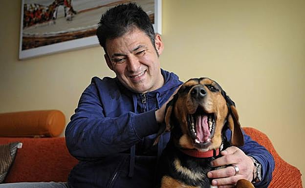Alberto, con su perra 'Woody' en su casa de Rentería