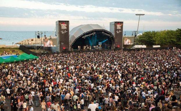 Festivaleros disfrutan de un concierto del Primavera Sound.