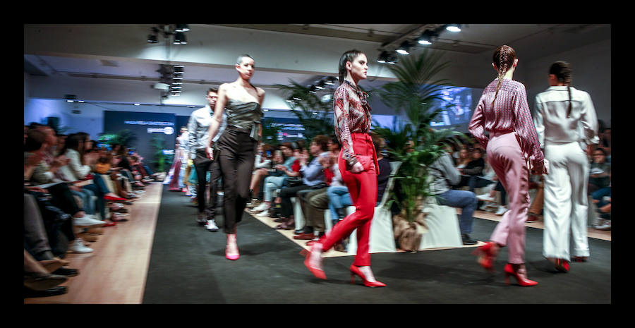 Siete diseñadores y dos grupos de universitarios muestran al público reunido en el Artium colecciones en las que han volcado toda su creatividad durante el Encuentro de Nuevos Creadores