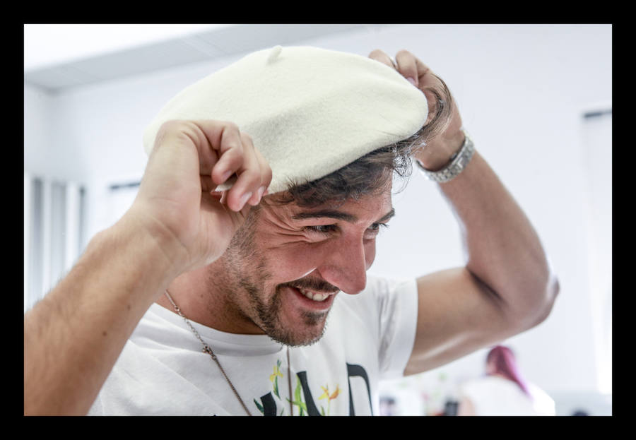 Siete diseñadores y dos grupos de universitarios muestran al público reunido en el Artium colecciones en las que han volcado toda su creatividad durante el Encuentro de Nuevos Creadores