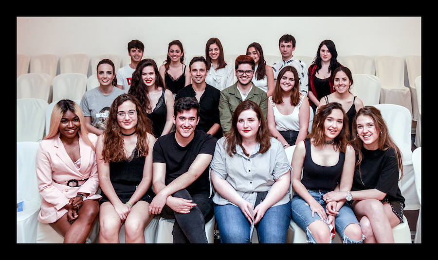 Siete diseñadores y dos grupos de universitarios muestran al público reunido en el Artium colecciones en las que han volcado toda su creatividad durante el Encuentro de Nuevos Creadores