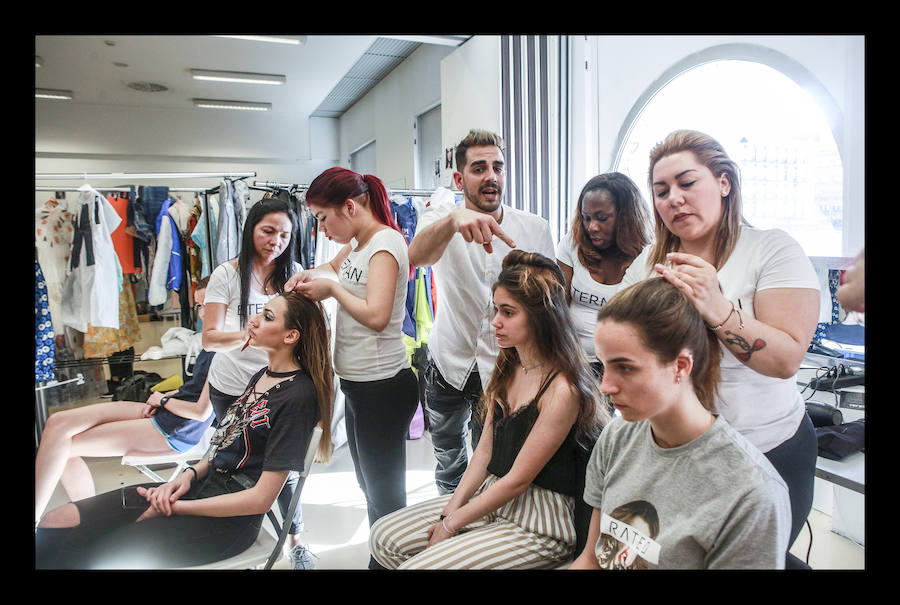 Siete diseñadores y dos grupos de universitarios muestran al público reunido en el Artium colecciones en las que han volcado toda su creatividad durante el Encuentro de Nuevos Creadores
