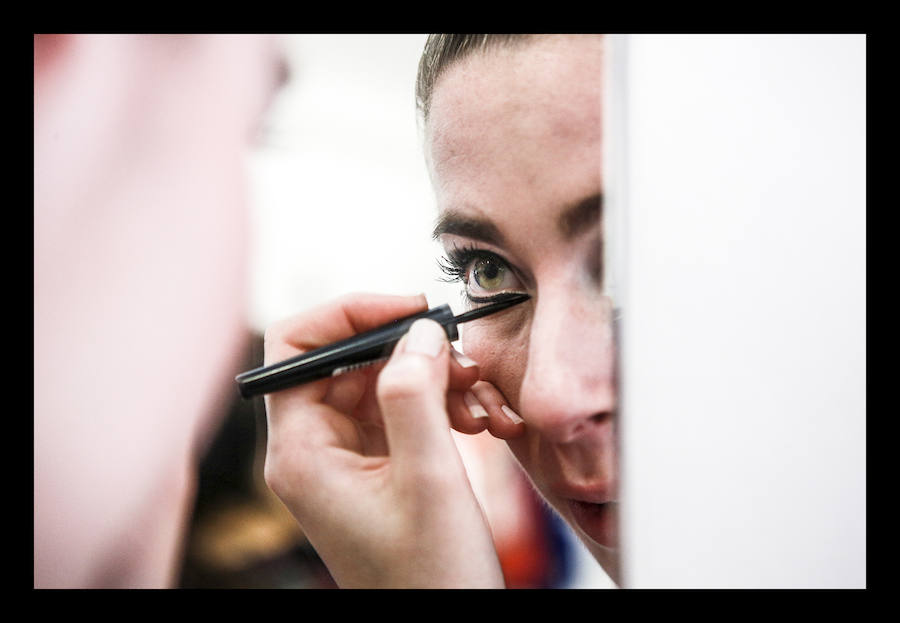 Siete diseñadores y dos grupos de universitarios muestran al público reunido en el Artium colecciones en las que han volcado toda su creatividad durante el Encuentro de Nuevos Creadores