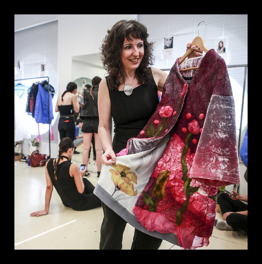 Siete diseñadores y dos grupos de universitarios muestran al público reunido en el Artium colecciones en las que han volcado toda su creatividad durante el Encuentro de Nuevos Creadores