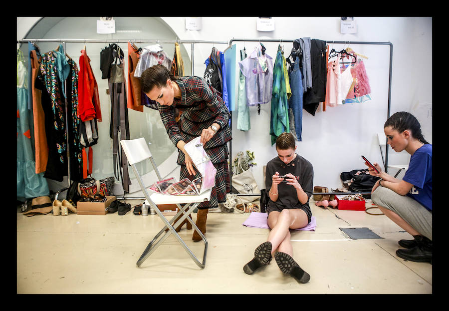 Siete diseñadores y dos grupos de universitarios muestran al público reunido en el Artium colecciones en las que han volcado toda su creatividad durante el Encuentro de Nuevos Creadores