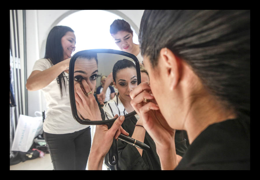 Siete diseñadores y dos grupos de universitarios muestran al público reunido en el Artium colecciones en las que han volcado toda su creatividad durante el Encuentro de Nuevos Creadores